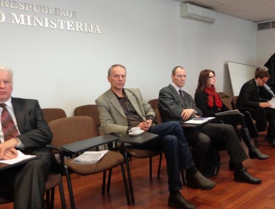Ar dar labiau biurokratizuojant leidimų kirsti mišką išdavimą bus išspręsta vietinių kelių priežiūros problema?
