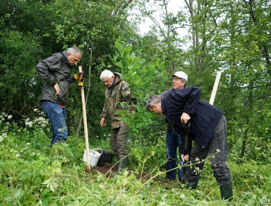 Kartu su Lenkijos ir Ukrainos atstovais Ukmergės raj. plečiamas ąžuolynas Lietuvos Valstybės 100 -mečiui pažymėti