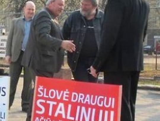 Miškų įstatymo priėmimas vėl atidėtas. Po miško savininkų piketo.