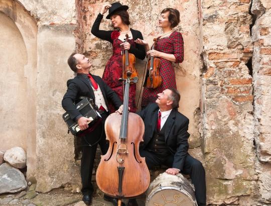 Miškininkų ansamblio "NALŠIA" surengtas retro muzikos koncertas-anšlaginis