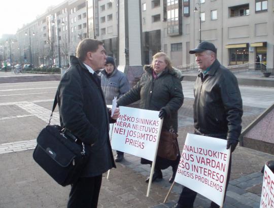 Prie Seimo dėl Miškų įstatymo piketavo ir žalieji, ir miškų savininkai
