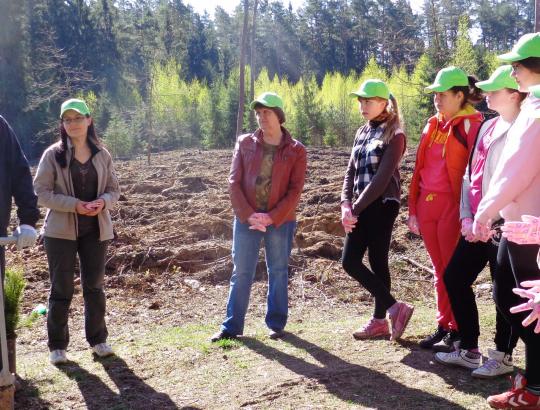 „Aukšaitijos šilo“ tradicinėje miškasodžio šventėje talkino progimnazistai