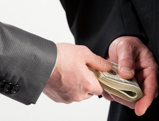 Korupcijos skandalas: Paini istorija apie prekybą urėdo postu...