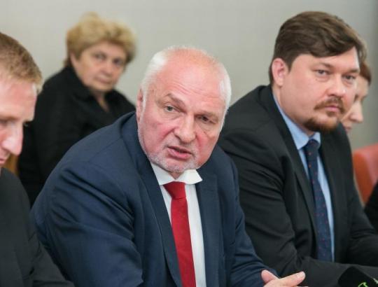 Valentinas Mazuronis paliko aplinkos ministro postą