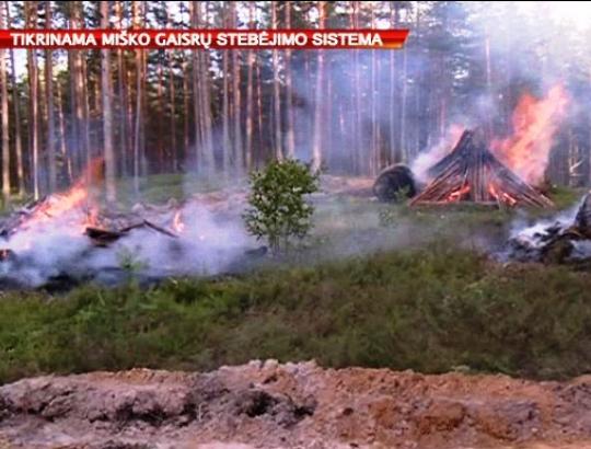Miško gaisrų stebėjimo sistemą tikrinantys miškininkai tikina, kad sistema veikia tinkamai