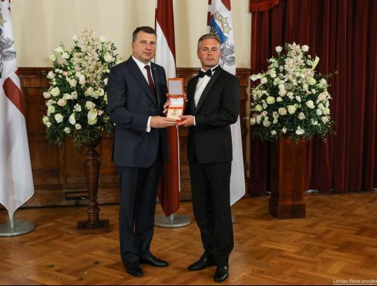 Aukščiausias Latvijos valstybinis apdovanojimas- miško savininkų vadovui
