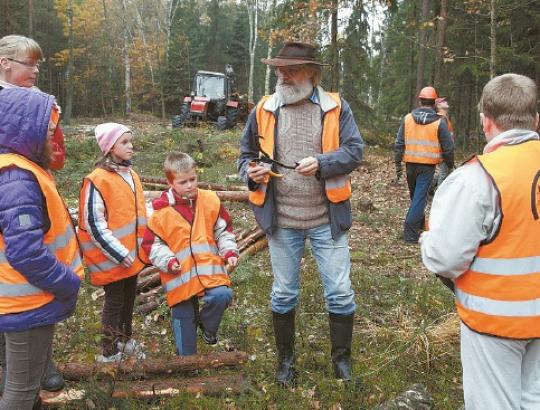 Į privačius miškus vaikai vyko susipažinti su medkirčių darbu