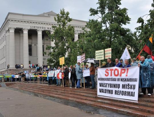 Prieš urėdijų reformą mitinguojančių miškininkų liūtys neišgąsdino