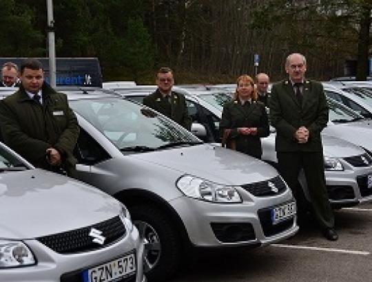 Valstybinės miškų tarnybos paregūnai aprūpinti 13 naujų automobilių Suzuki SX4